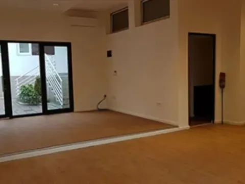 Izdavanje, poslovni prostor, 120m², Zemun Centar, Zemun Sve Podlokacije