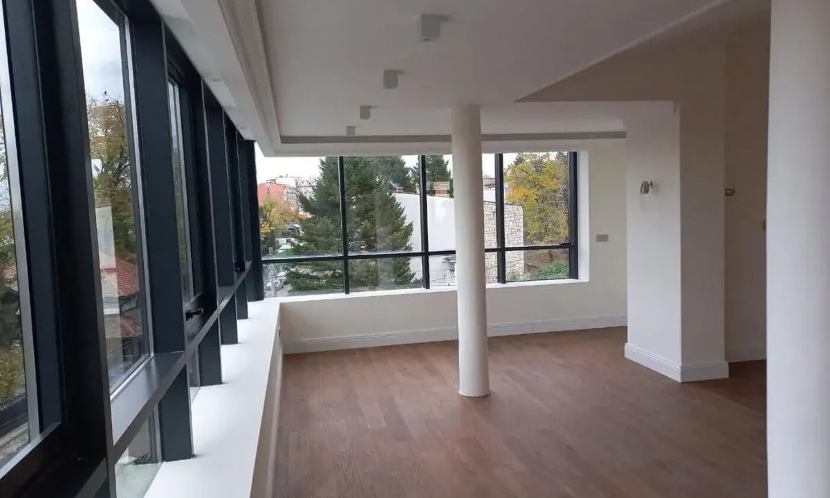 Izdavanje, četvorosoban stan, 174m², Savski Venac, Beograd