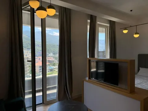Moderna spavaća soba sa bračnim krevetom, TV pregradom i pogledom na planine. - image 2
