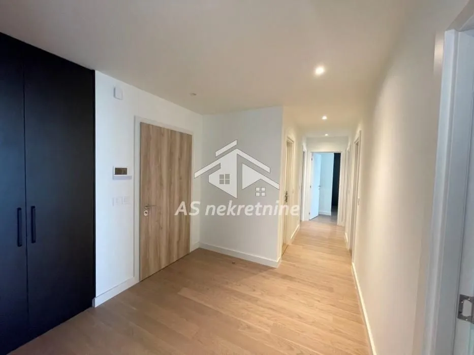 Izdavanje, četvorosoban stan, 152m², Savski Venac, Beograd