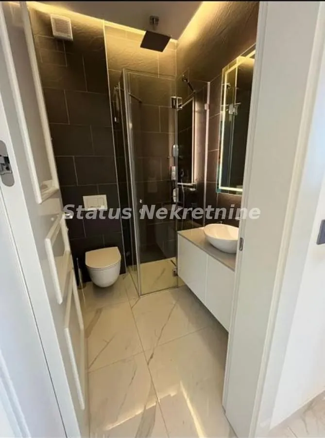 Modernly equipped bathroom with a walk-in shower and washbasin.