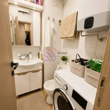 Kompaktno kupatilo sa umivaonikom, toaletom, bideom i veš mašinom. - image 7