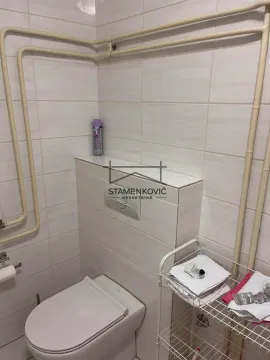Pogled na kupatilo sa WC šoljom i zidnim pločicama. - image 15