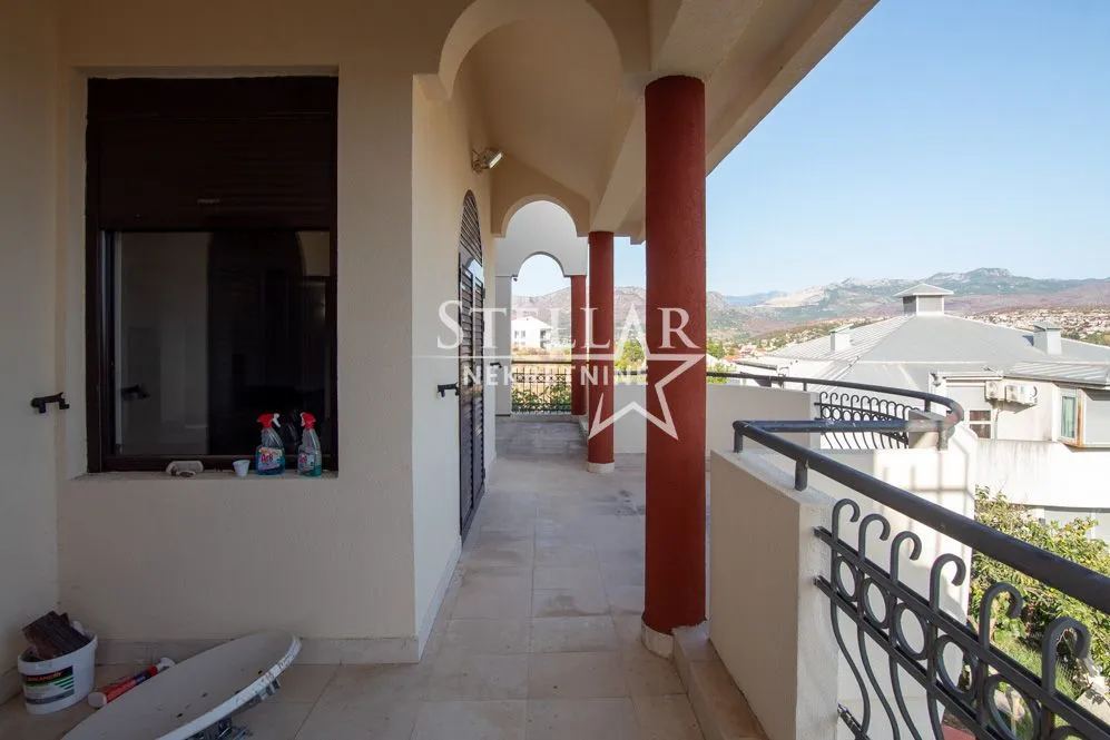 Izdavanje, kuća, 320m², Gorica C, Podgorica