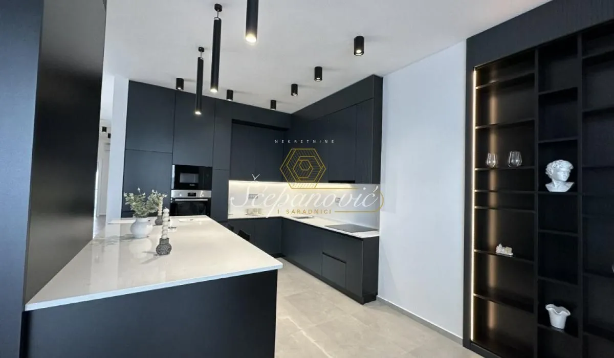 Izdavanje, četvorosoban stan, 164m², Mišeluk, Petrovaradin