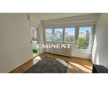 Bright living room with large windows and access to the terrace. - image 8