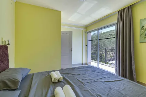 Spavaća soba sa bračnim krevetom i izlazom na terasu. - image 38
