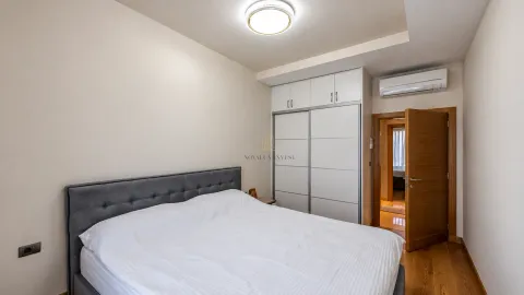 Spavaća soba sa bračnim krevetom, ugradnim garderoberom i klima uređajem. - image 8