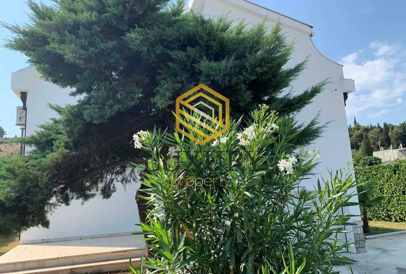 Izdavanje, kuća, 406m², Pod Goricom, Podgorica