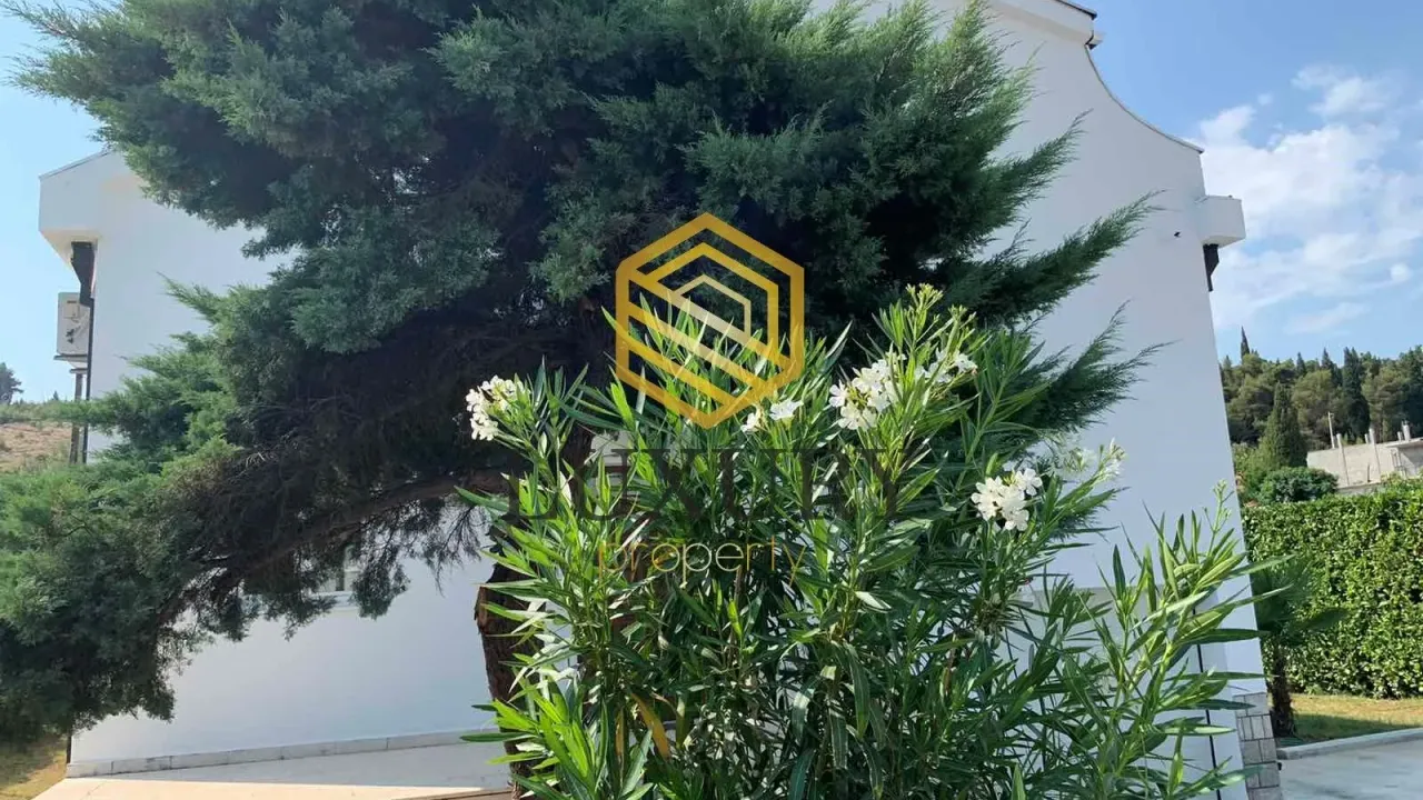 Rent, house, 406m², Pod Goricom, Podgorica