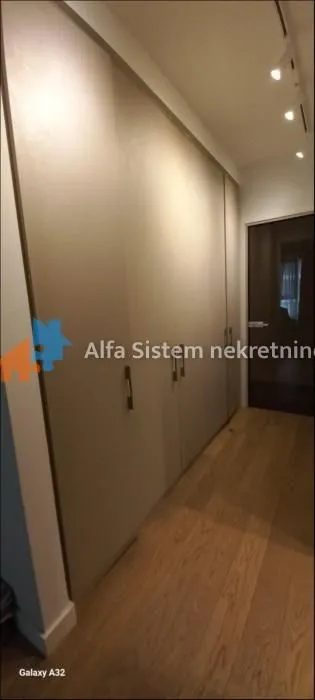 Izdavanje, trosoban stan, 92m², Savski Venac, Beograd