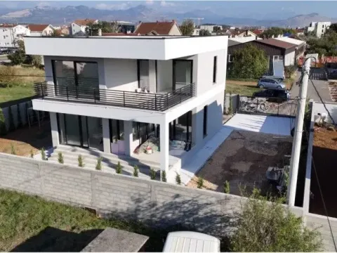 Izdavanje, kuća, 225m², Gornja Gorica, Podgorica - image 9
