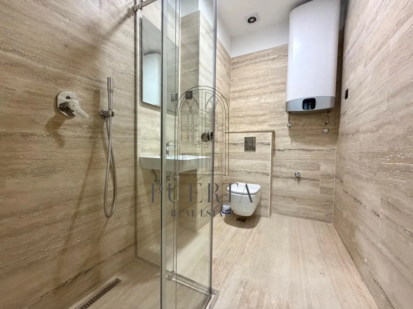 Modern bathroom with a walk-in shower tiled in beige.