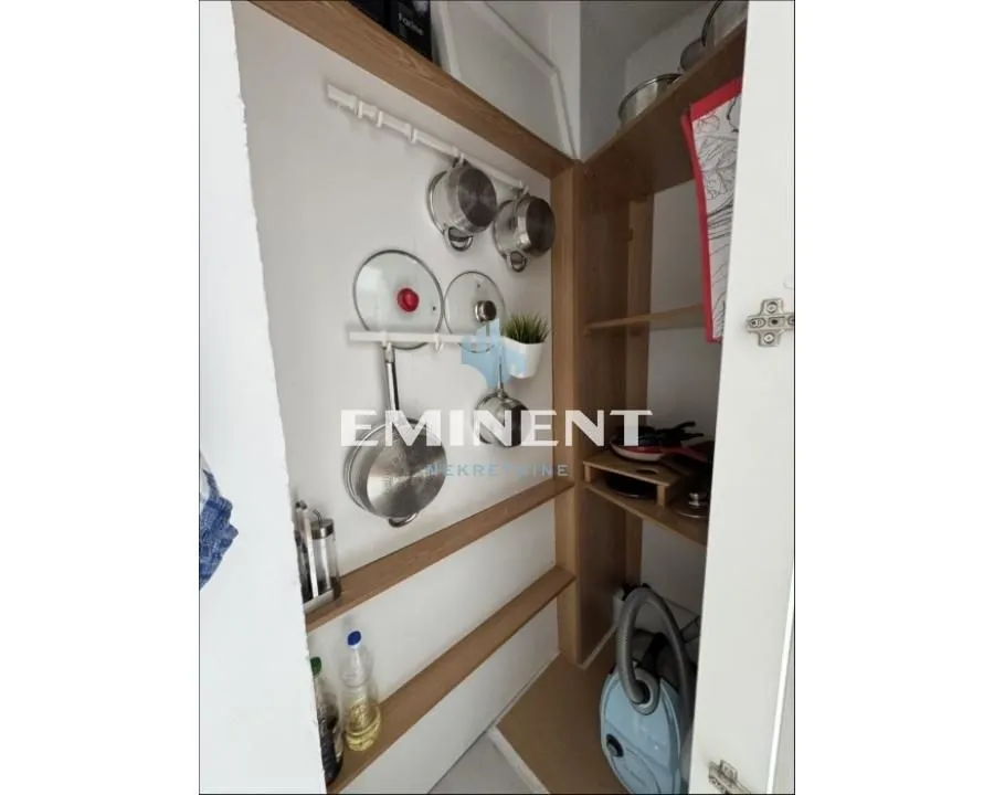 Izdavanje, trosoban stan, 60m², Savski Venac, Beograd