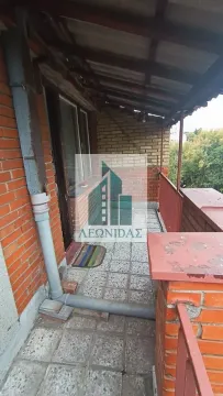 Natkriveni balkon sa popločanim podom i ciglenom ogradom. - image 10