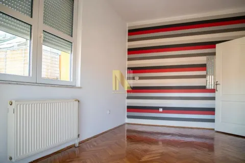 Prazna soba sa parketom i tapetama na zidu. - image 7