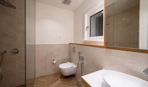 Savremeno opremljeno kupatilo sa tuš kabinom, umivaonikom i WC šoljom. - image 11