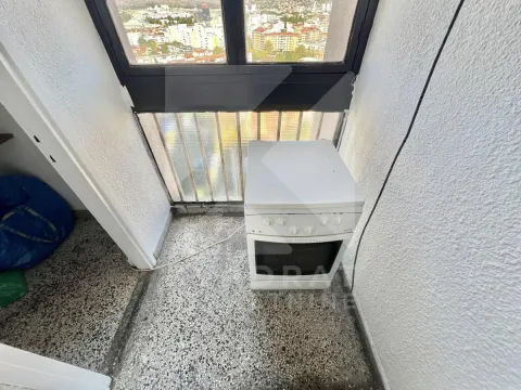 Manji balkon ili lođa sa štednjakom i pogledom na grad. - image 9