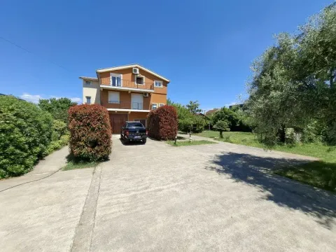 Prodaja, kuća, 300m², Donja Gorica, Podgorica