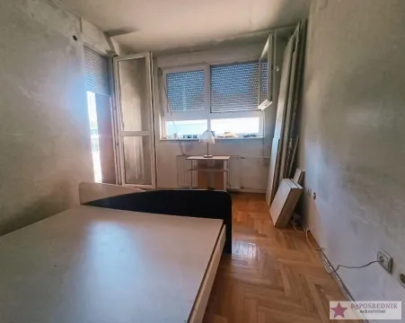 Prazna soba sa parketom na podu i izlazom na terasu. - image 4