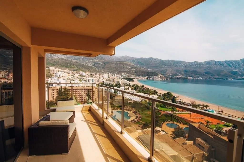 Sale, two bedroom apartment, 151m², Bečići, Budva
