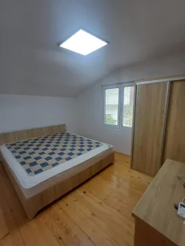 Namještena spavaća soba sa bračnim krevetom i drvenim podom. - image 11
