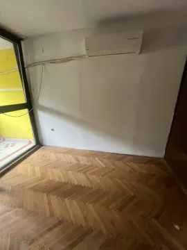 Prazna soba sa parketom i klima uređajem. - image 4