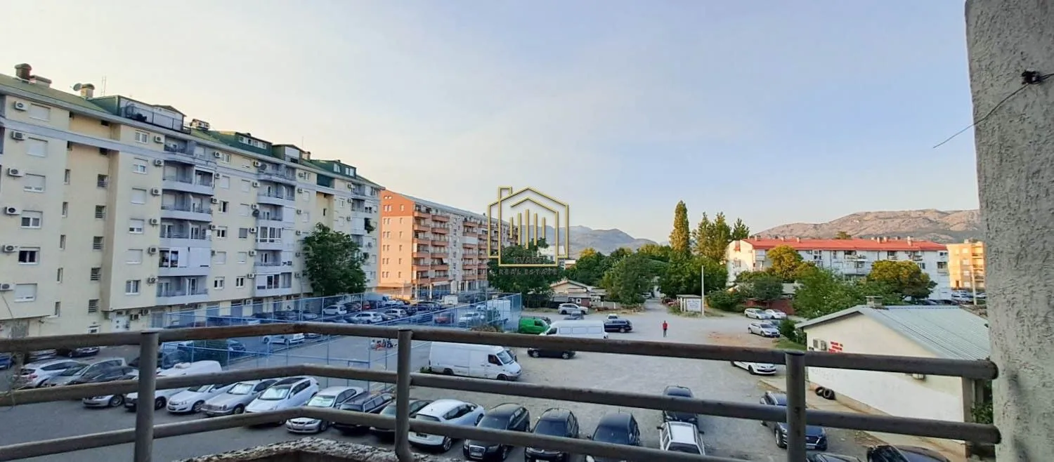 Pogled sa terase na naselje i parking.
