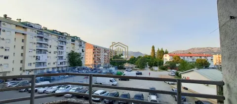 Pogled sa terase na naselje i parking. - image 8
