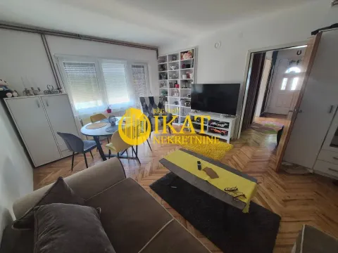 Dnevna soba sa garniturom, TV-om i trpezarijskim delom. - image 11
