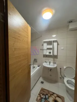 Manje kupatilo sa kadom, umivaonikom i toaletom. - image 12