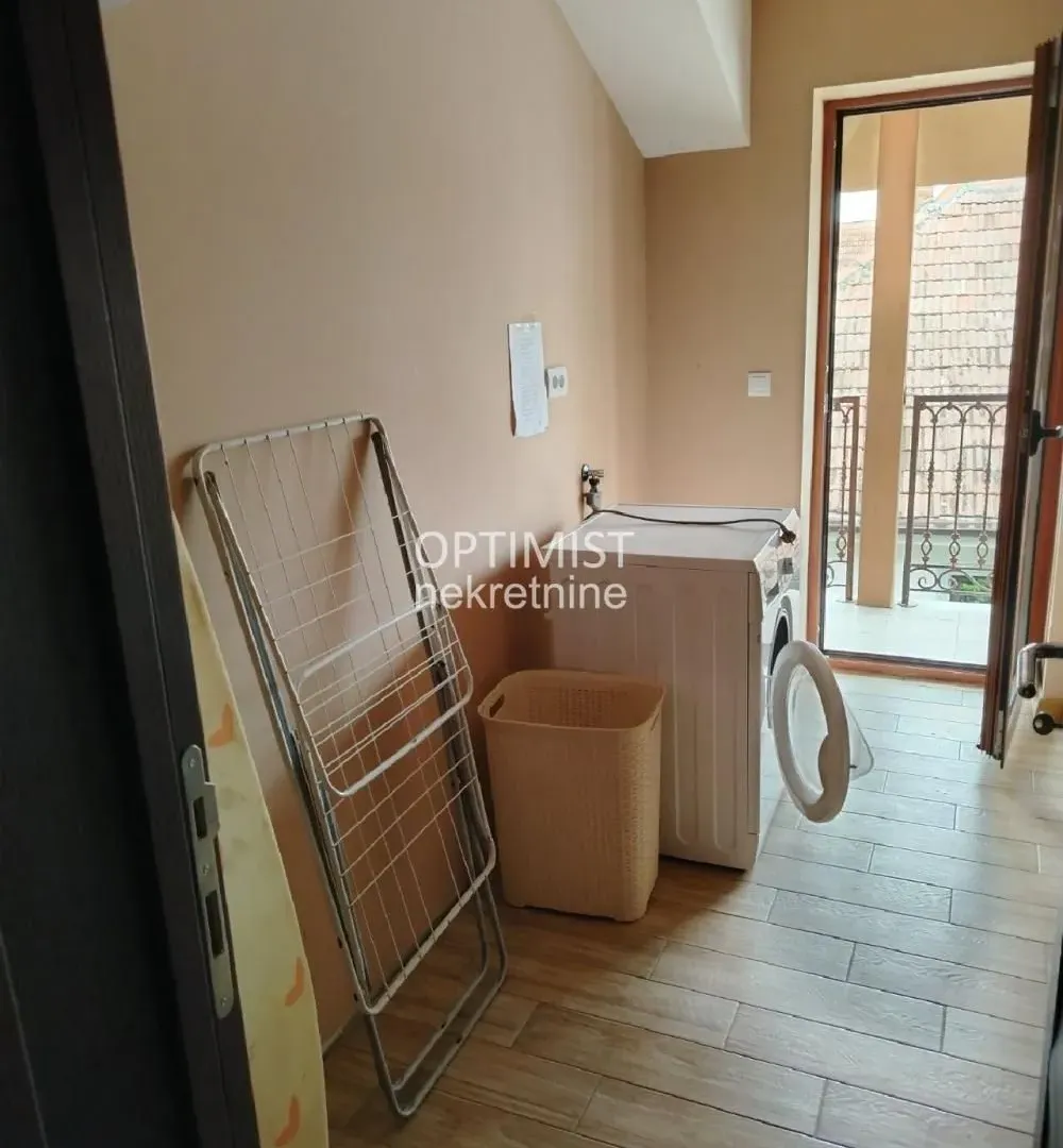 Izdavanje, četvorosoban stan, 220m², Surčin, Beograd
