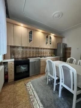 Kuhinja sa trpezarijom i drvenim elementima bež boje. - image 4