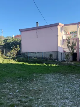 Bočni pogled na dvospratnu kuću sa terasama i dvorištem. - image 2