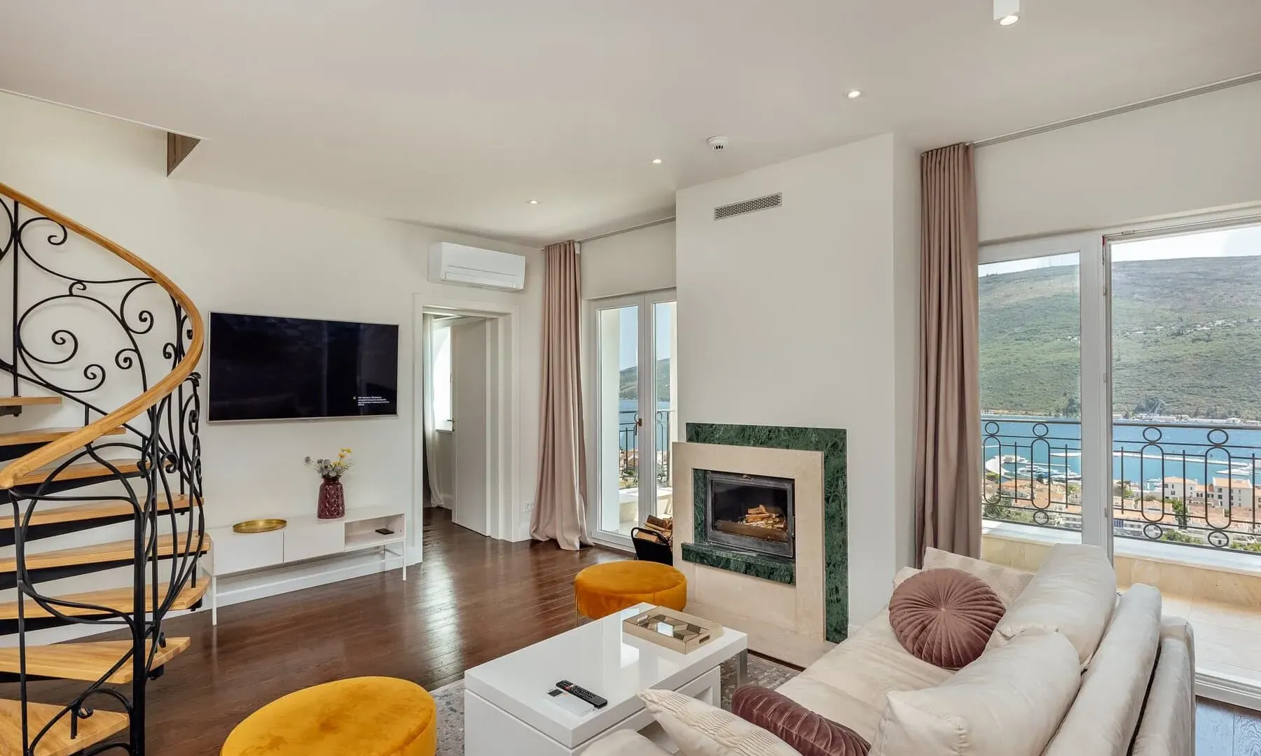 Prodaja, trosoban stan, 226m², Bunovići, Kotor