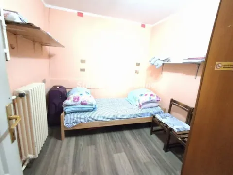Manja spavaća soba sa krevetom i drvenim podom. - image 5