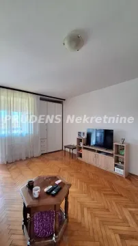 Dnevna soba sa drvenim parketom, TV komodom i garniturom. - image 16