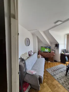 Dnevna soba sa garniturom, televizorom i parketom. - image 3