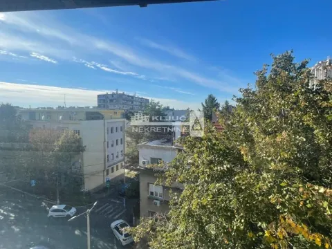 Pogled sa prozora na okolne zgrade i gradsko naselje. - image 7