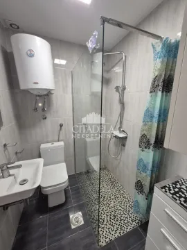 Kupatilo opremljeno umivaonikom, WC šoljom, bojlerom i tuš kabinom. - image 16