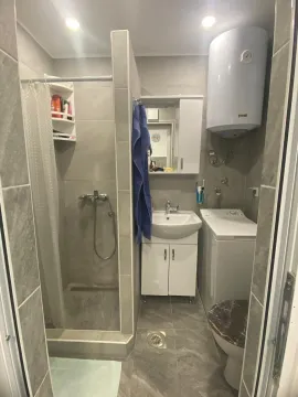 Manje kupatilo sa tuš kabinom, umivaonikom, veš mašinom i bojlerom. - image 9