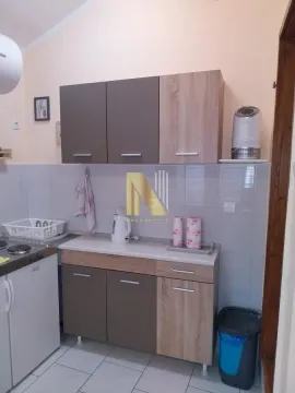 Manja kuhinja sa elementima u braon tonovima i belom radnom pločom. - image 4