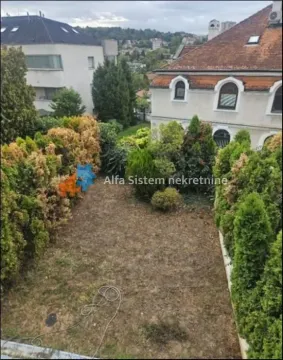 View of the yard and greenery in front of the house. - image 14