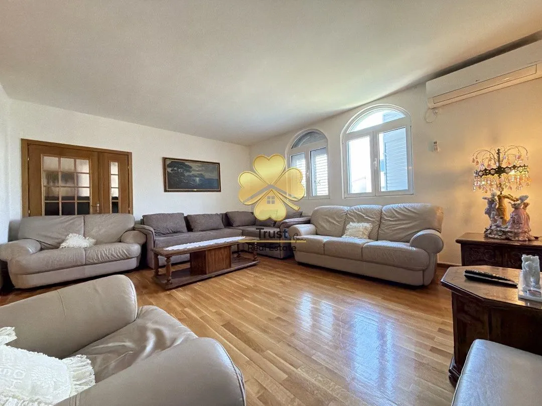 Izdavanje, kuća, 400m², Zlatica, Podgorica