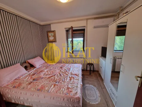 Nameštena spavaća soba sa bračnim krevetom, garderoberom i prozorom. - image 6