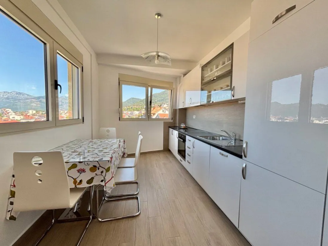 Prodaja, trosoban stan, 99m², Tivat, Crna Gora