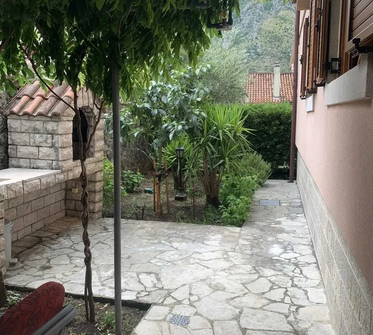 Izdavanje, dvosoban stan, 70m², Dobrota, Kotor