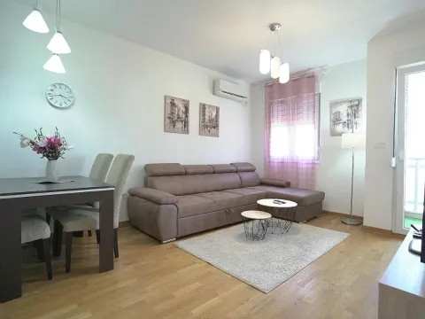 Izdavanje, jednosoban stan, 46m², City Kvart, Podgorica - image 1