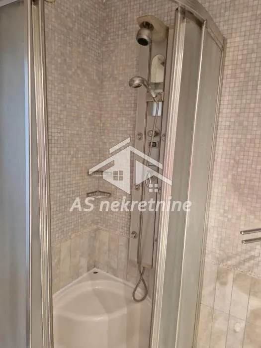 Izdavanje, četvorosoban stan, 102m², Vračar Hram, Vračar Sve Podlokacije