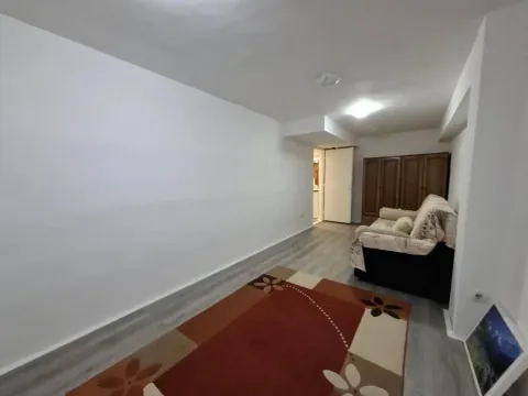 Dnevna soba sa kaučem, tepihom i ormarom. - image 5
